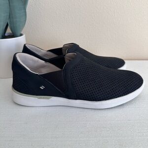 KIZIK Black Perforated Nubuck Leather Casual Sneakers Women’s 9